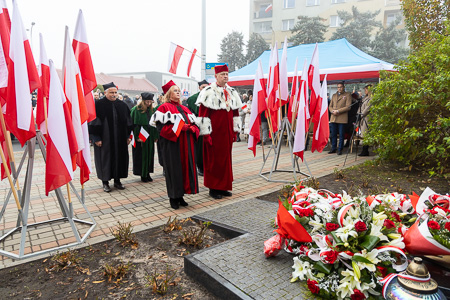 Zdjęcie podczas złożenia kwiatów podczas 106. rocznicy Odzyskania Niepodległości